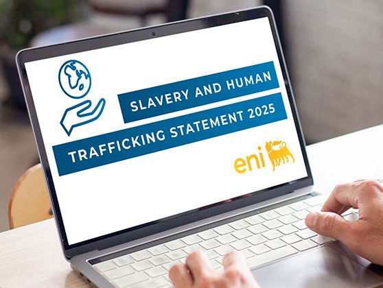 Un laptop aperto appoggiato su un tavolo, sullo schermo la scritta Slavery and Human Trafficking Statement 2024.