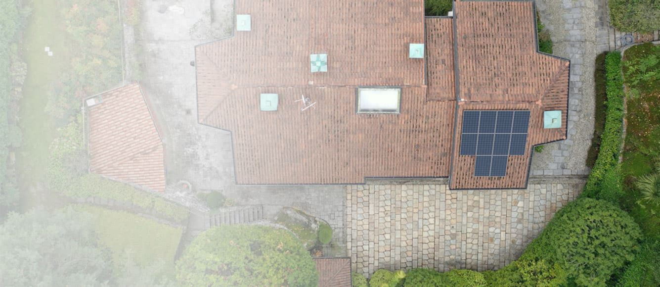 Il tetto di una casa visto dall’alto con dei pannelli solari