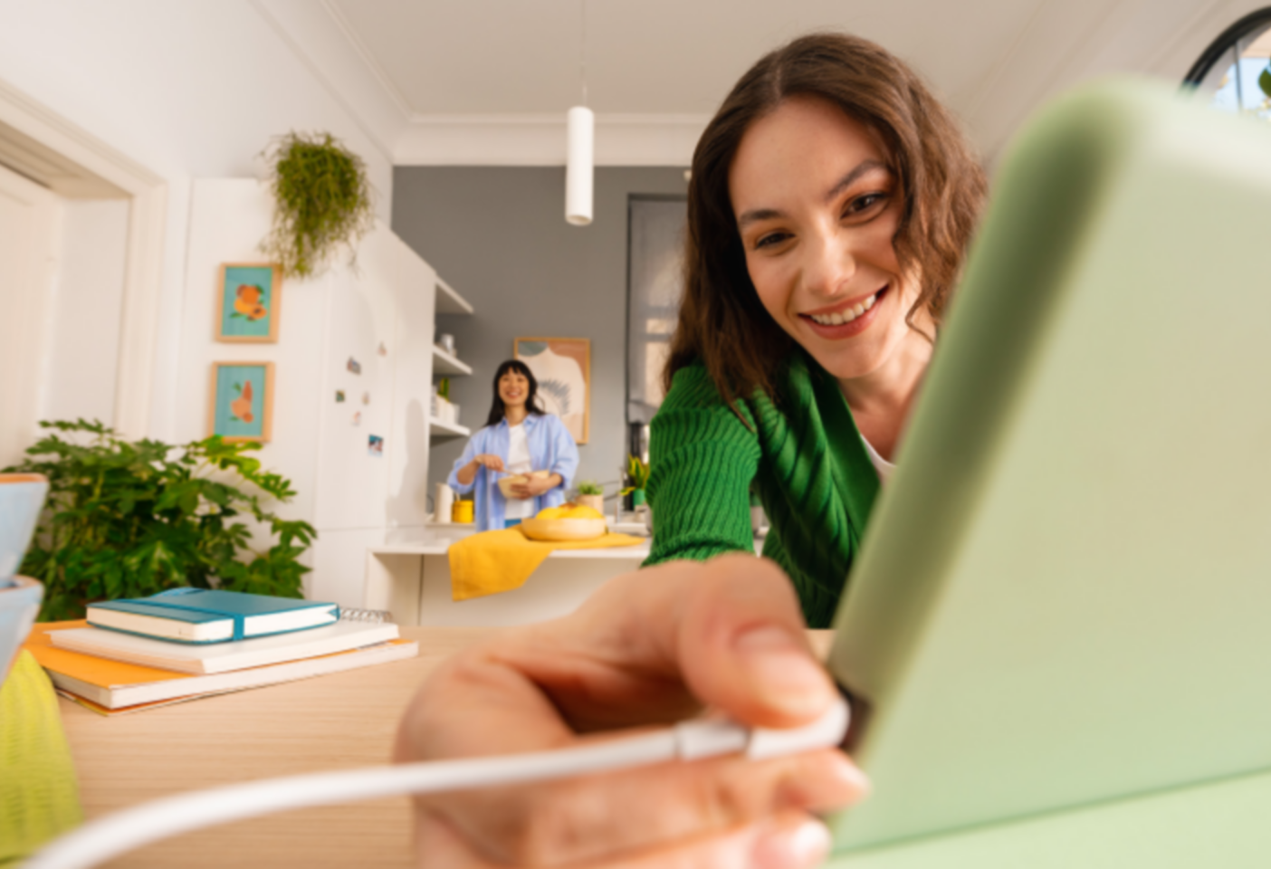 Una ragazza che collega il tablet ad un cavo