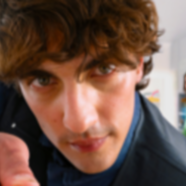 Un agente Plenitude che ripara un elettrodomestico con un cacciavite