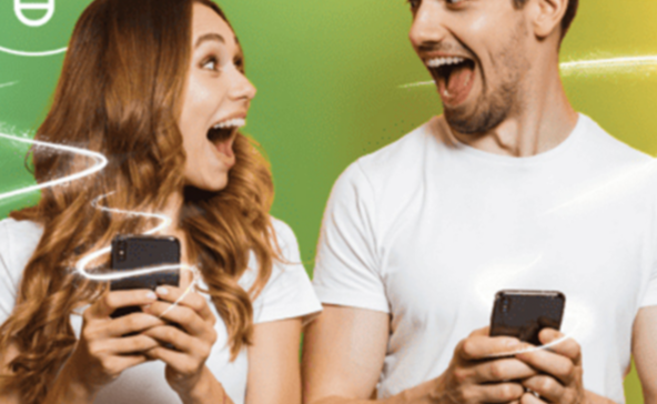 Dos amigos con móvil, rodeados de símbolos de luz, gas, energías renovables y ahorro