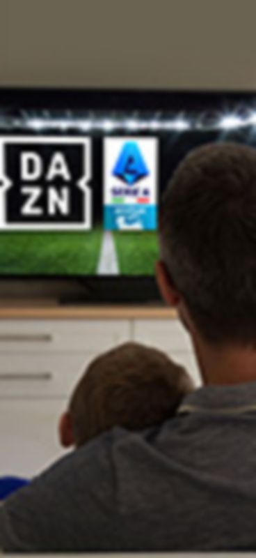 Padre e figlio sul divano guardano la seria A su DAZN