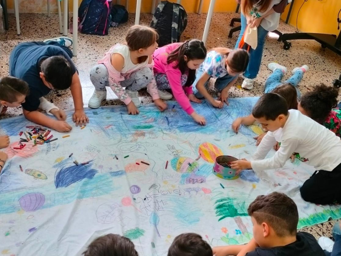 Crianças a pintar