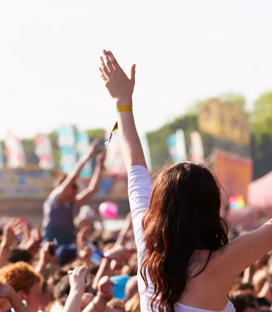 Una folla di persone a un festival musicale