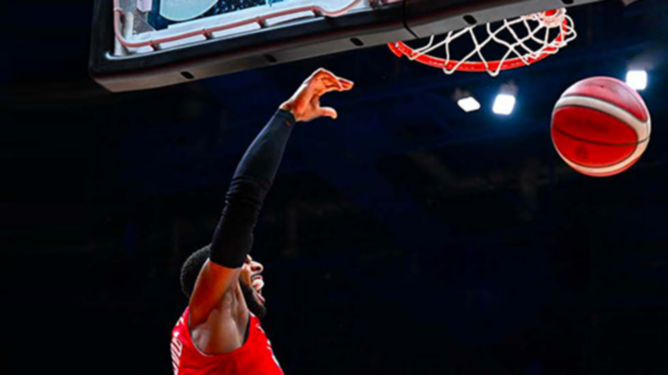 Giocatore di basket che fa canestro