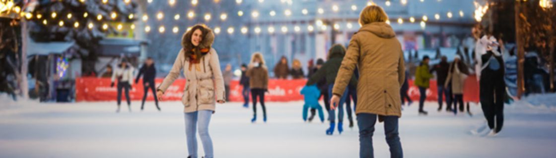 Persone sulla pista di pattinaggio