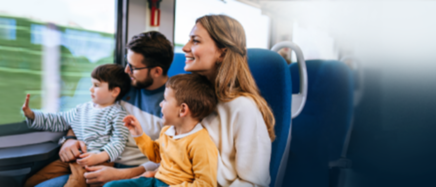 Casal com dois filhos a viajar de comboio