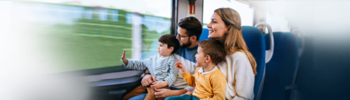 Família a viajar de comboio