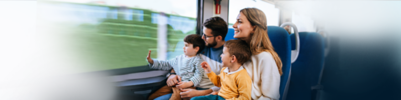 Família a viajar de comboio