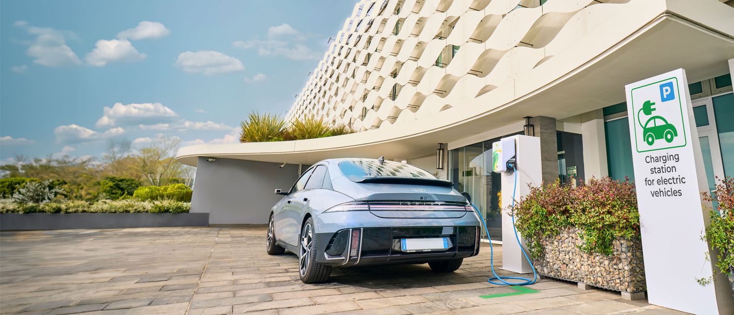 Punto de recarga para vehículo eléctrico en hotel. 