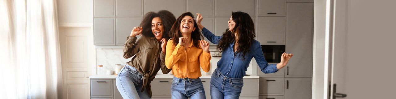 Chica tomando un café