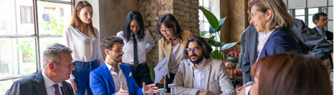 pessoas reunidas num escritório