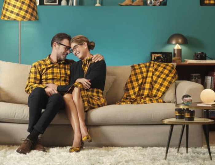 Un uomo e una donna seduti su un divano in soggiorno