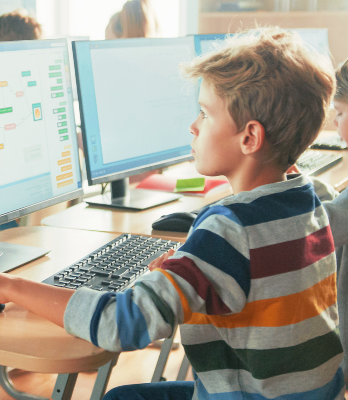 Bambino che svolge attività al computer