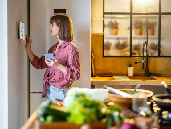 Ragazza in cucina