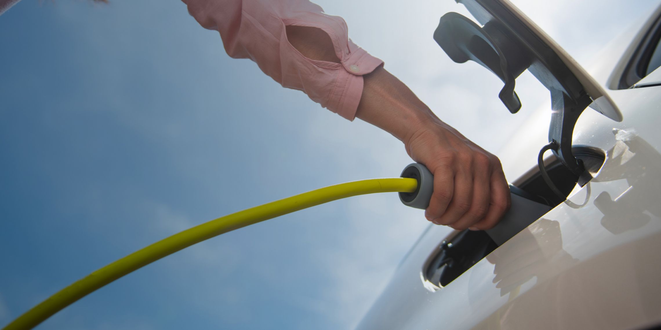 Persona che ricarica la macchina