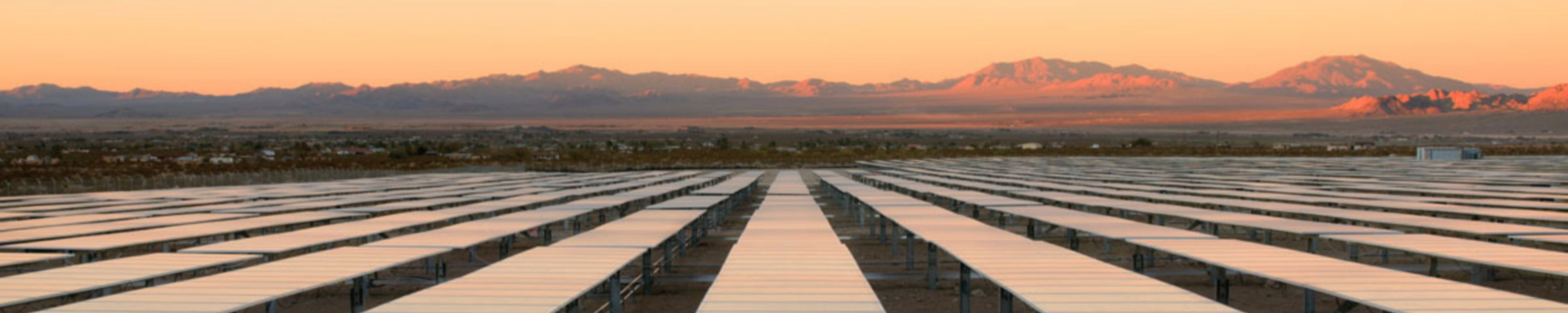 campo com painéis solares
