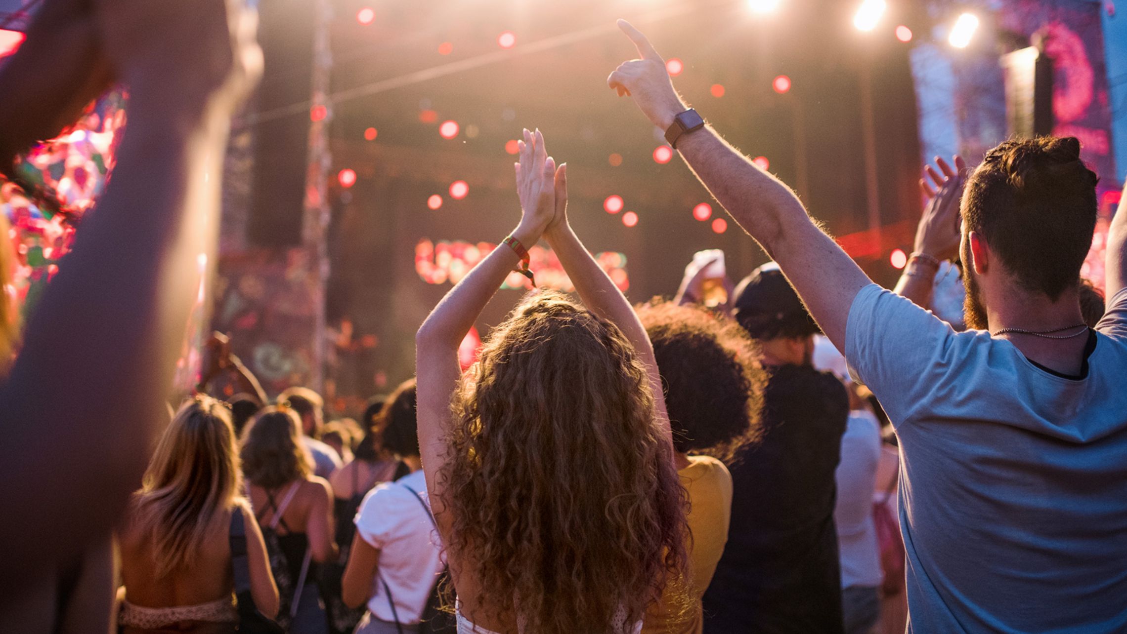 ragazzi e ragazze ad un concerto