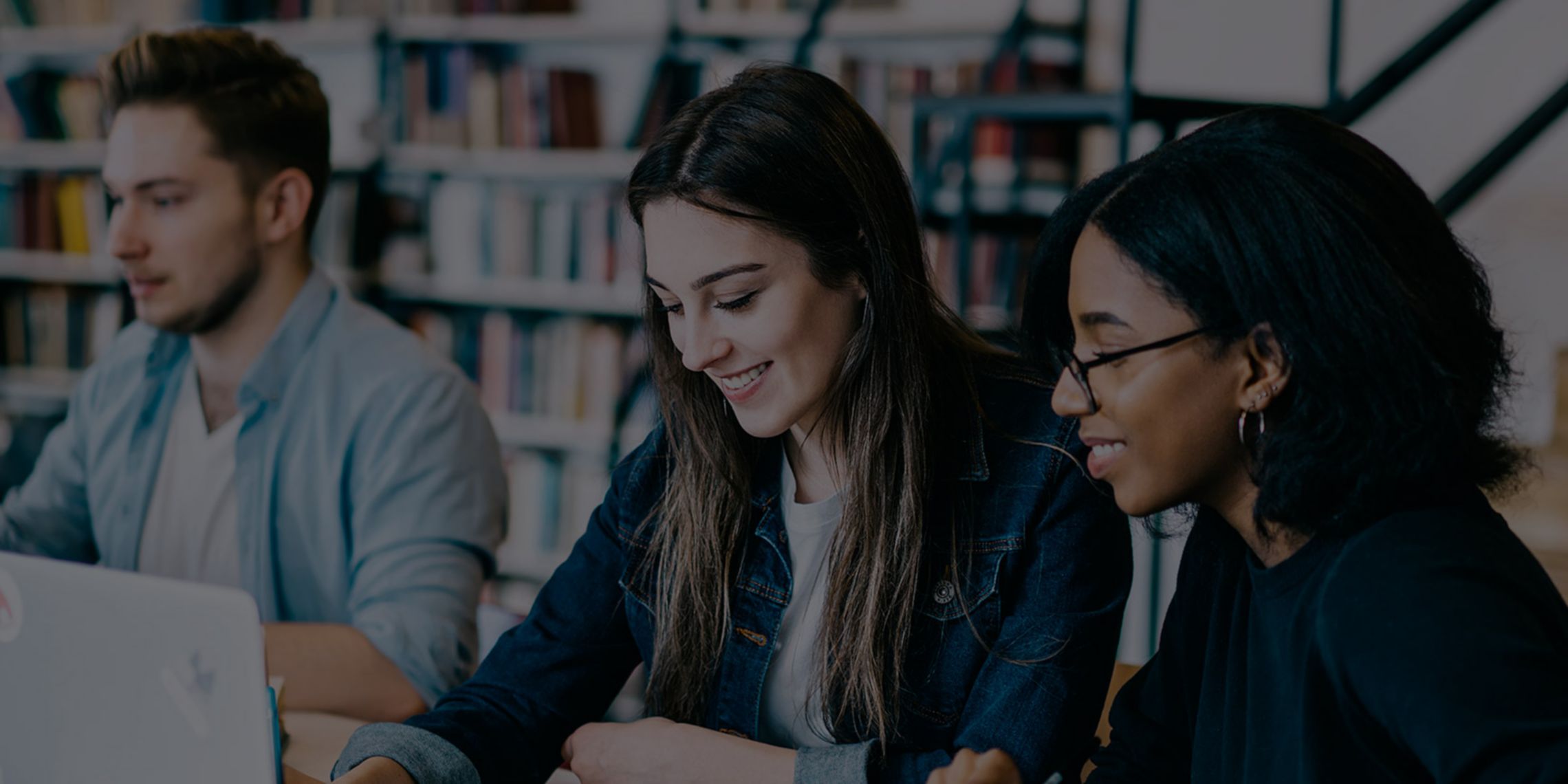 Raparigas a olhar para livros