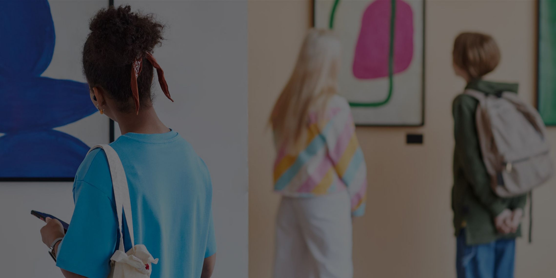 Rapazes e raparigas a visitar uma exposição