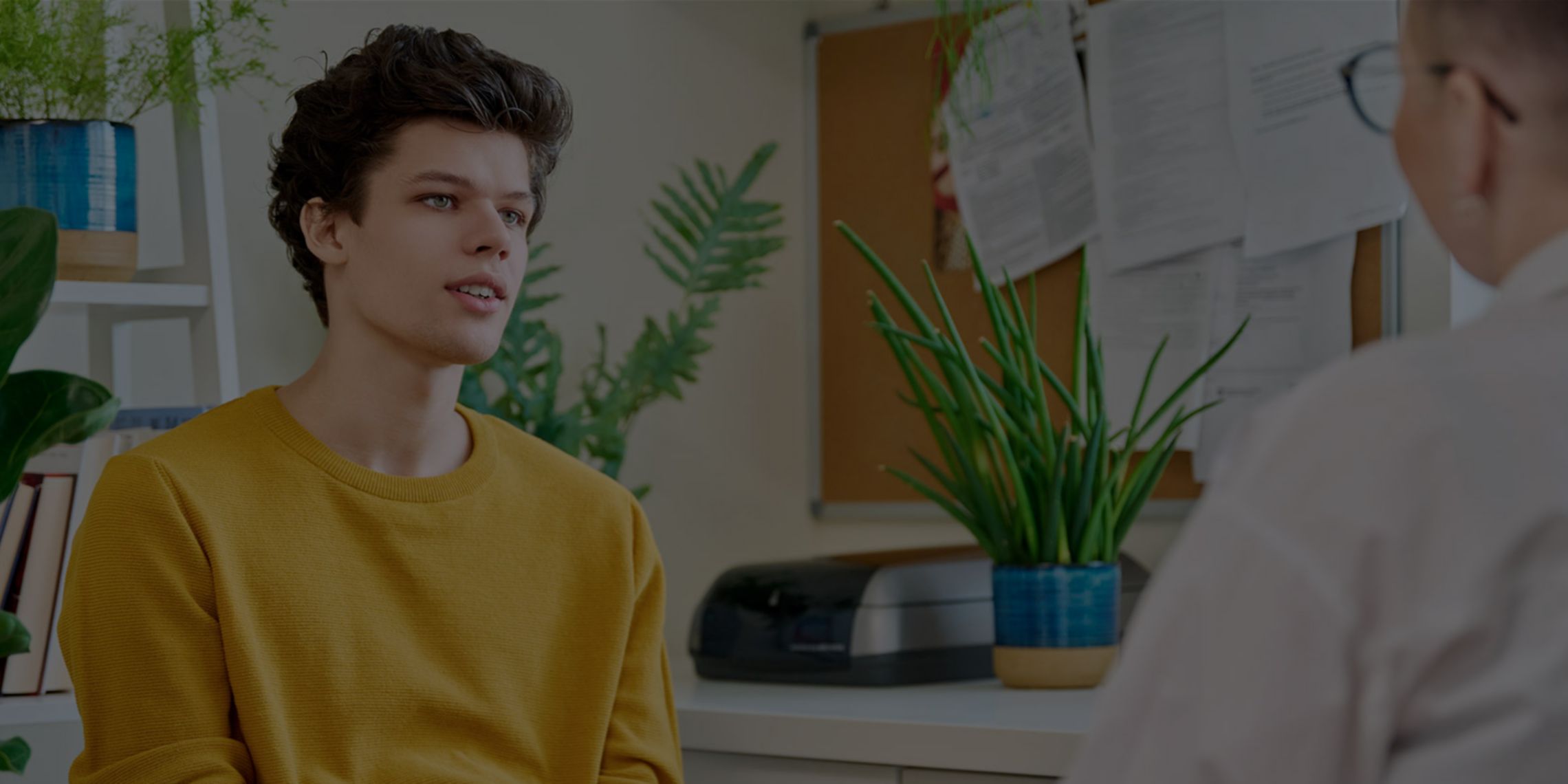 Rapaz a falar com um profissional