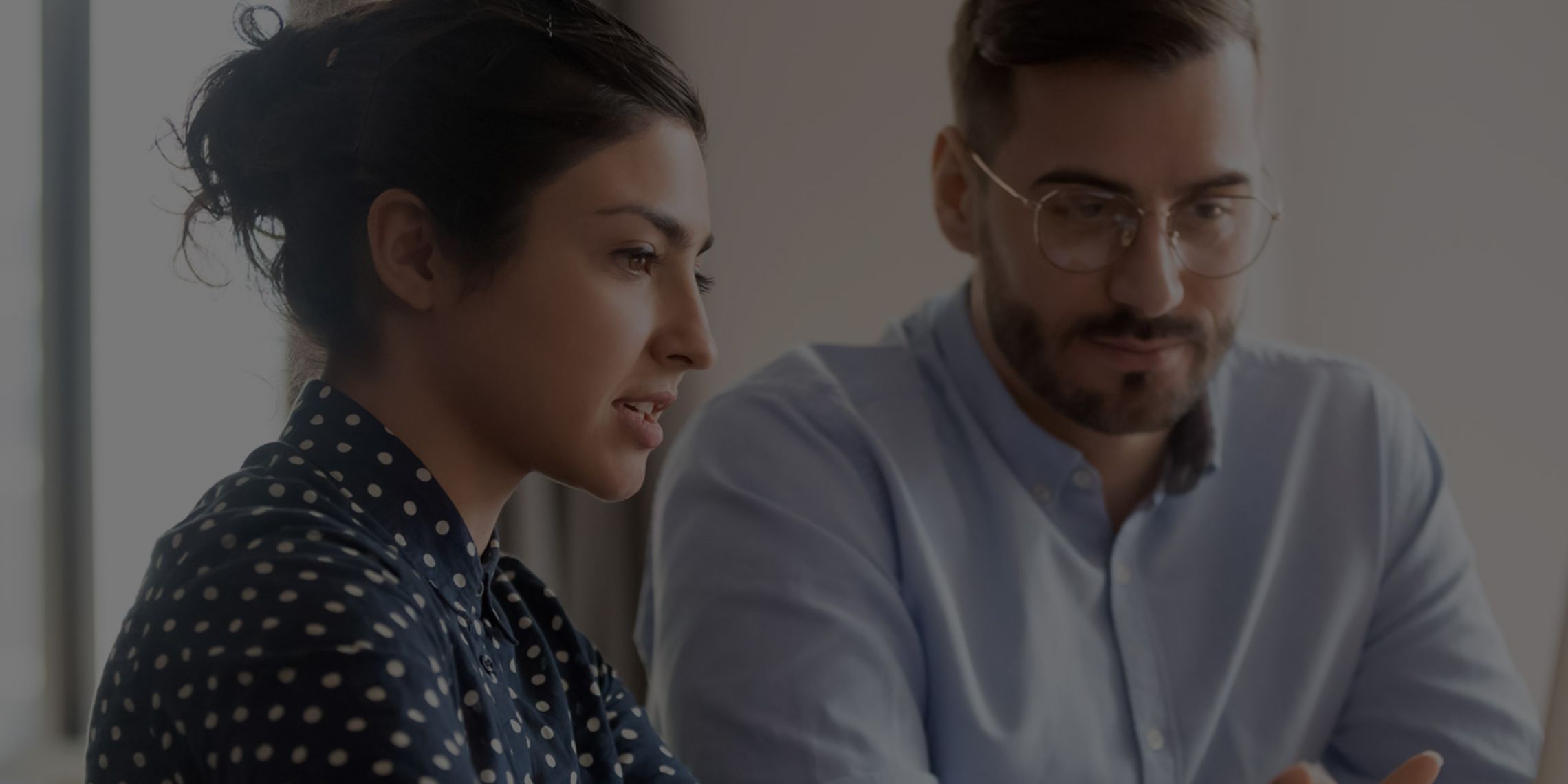 Rapaz e rapariga a olhar para o computador