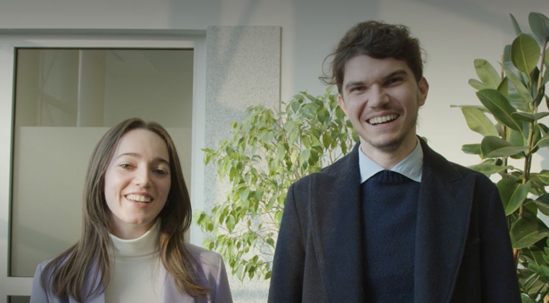 Ragazzo e ragazza che sorridono