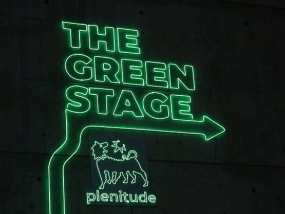Una scritta al neon che dice “the green stage”