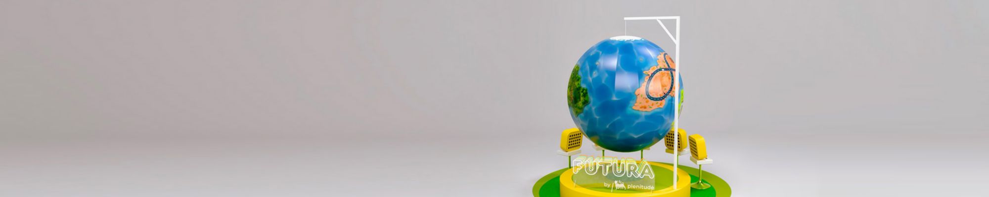 Uno sfondo grigio incornicia il mappamondo di Futura, il nuovo mondo virtuale di Plenitude. Si intravede uno dei continenti sul mappamondo, il quale posa su un piedistallo giallo con il logo di Plenitude in bianco e la scritta FUTURA. Il piedistallo ha intorno degli schermi gialli, al di sotto c'è una sorta di tappeto rotondo verde.