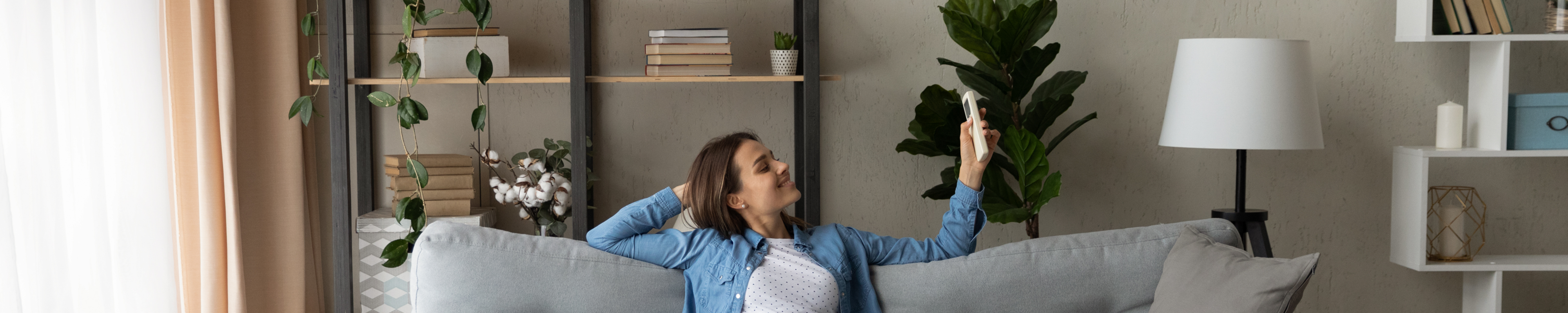 Mujer regulando la temperatura del aire acondicionado