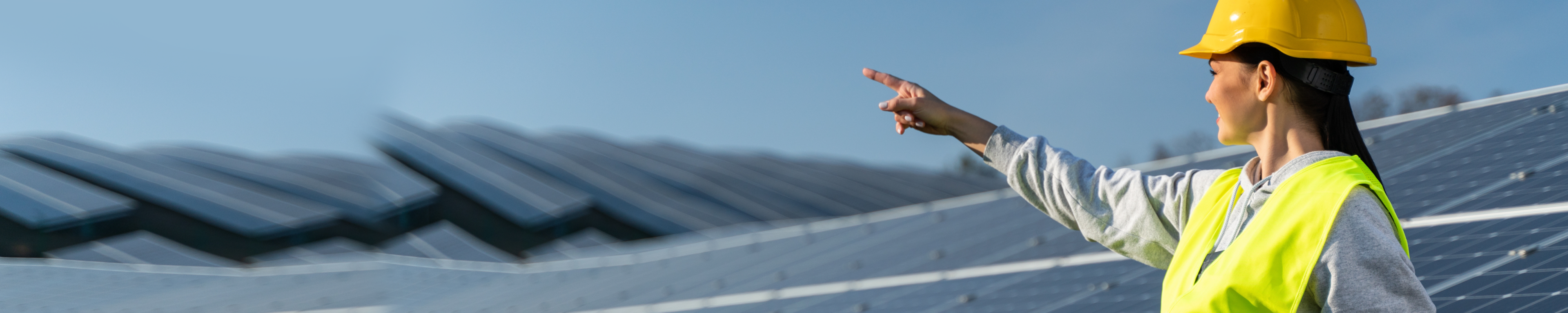 Técnica profesional en instalación de placas solares