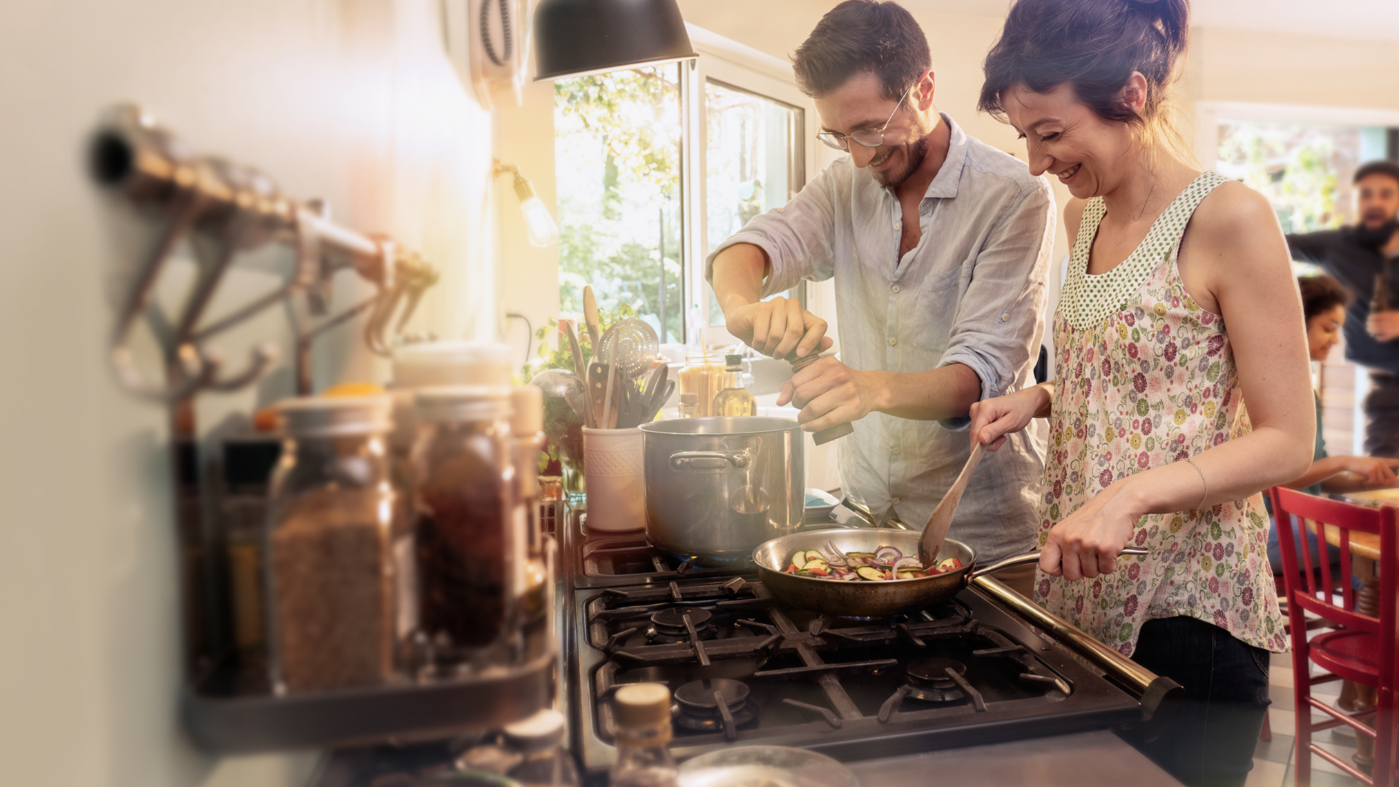 Pareja joven cocinando con gas