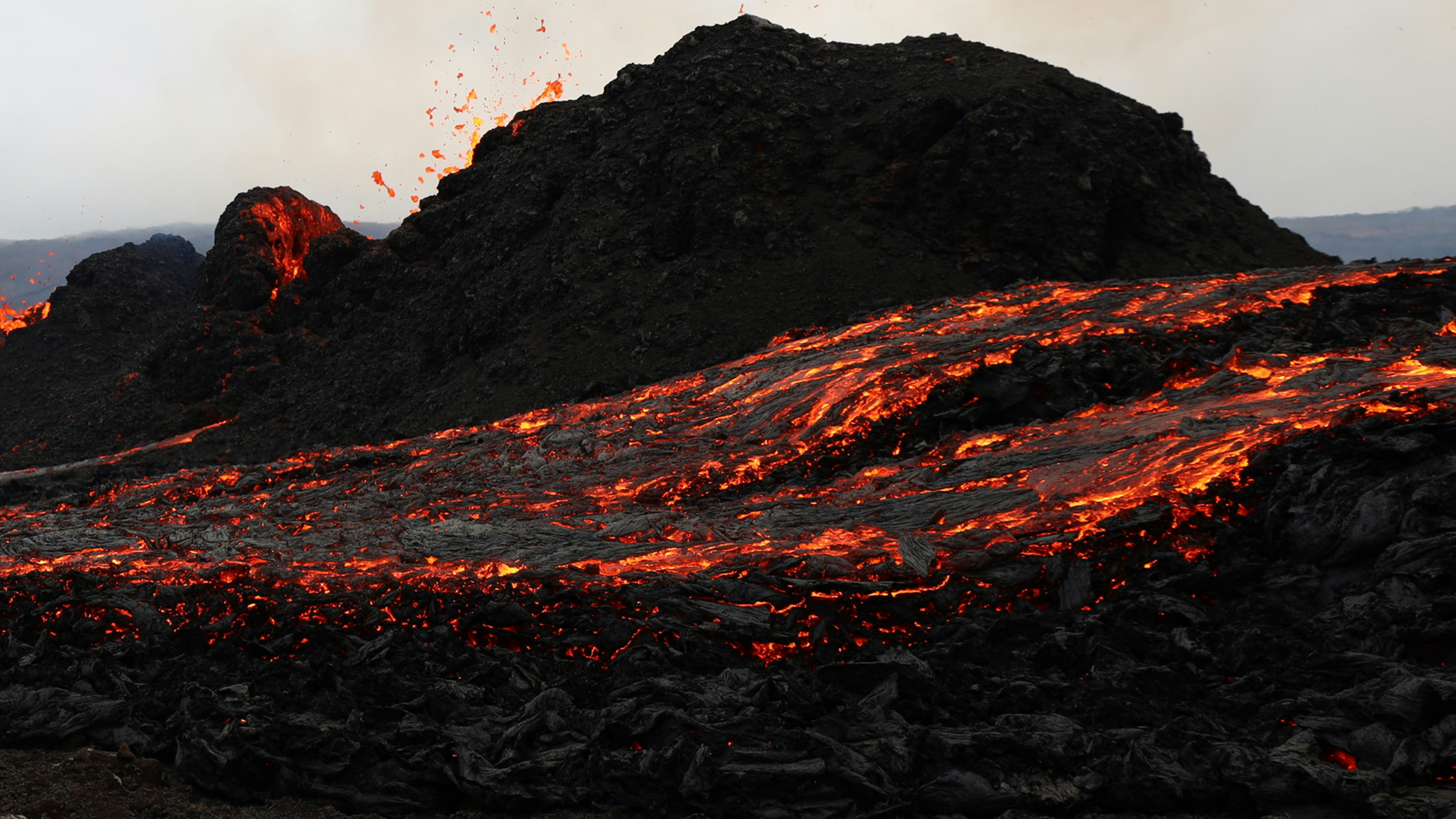 Volcán en erupción con lava ardiendo