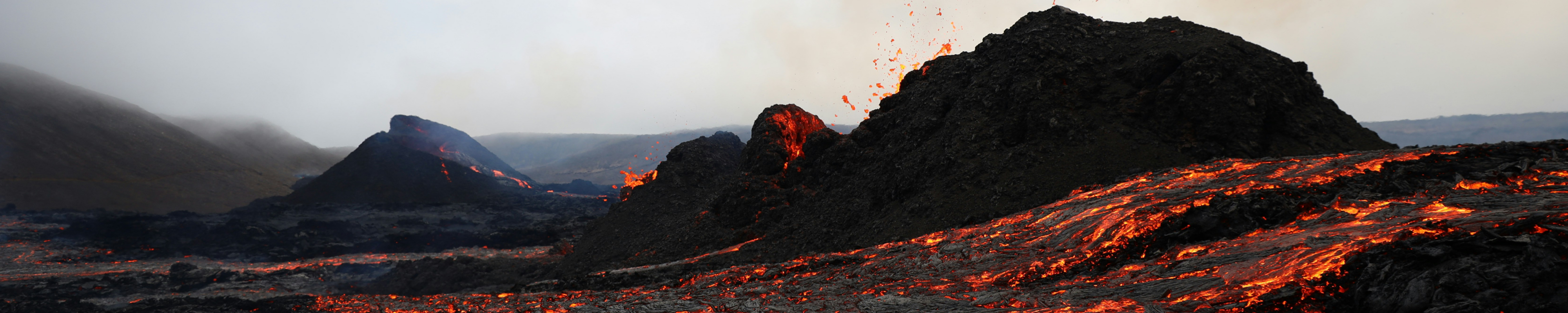 Volcán en erupción con lava ardiendo