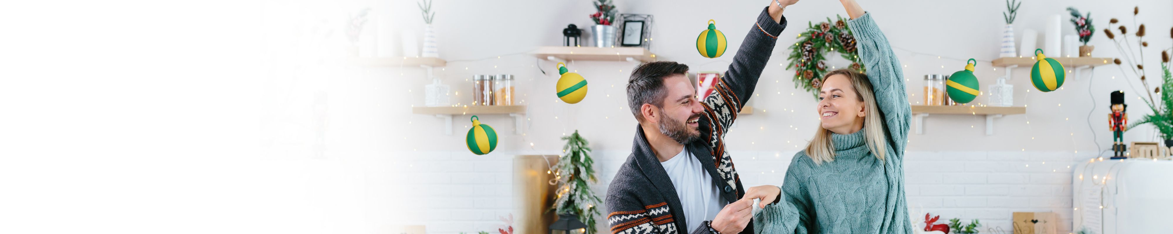 Luces navideñas iluminando hogar