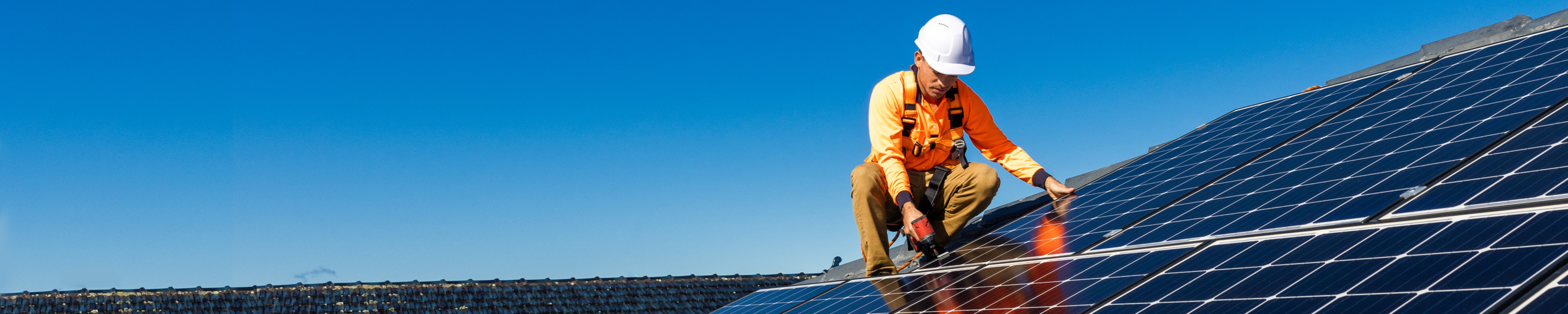 Técnico profesional instalando placas solares