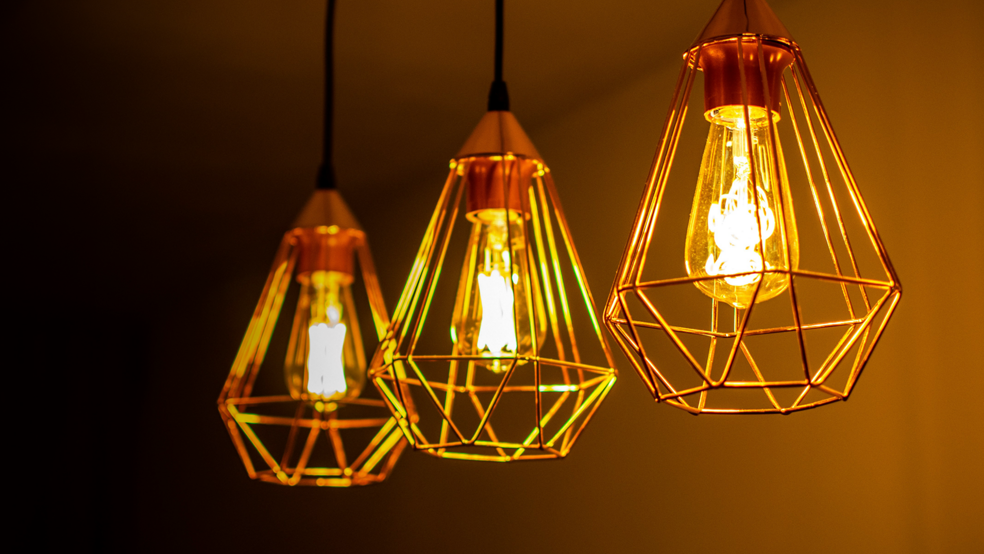 Tres lámparas con bombillas encendidas