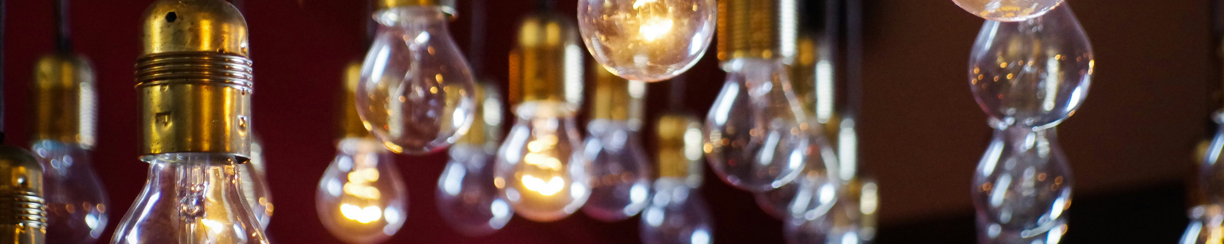 Bombillas colgadas del techo