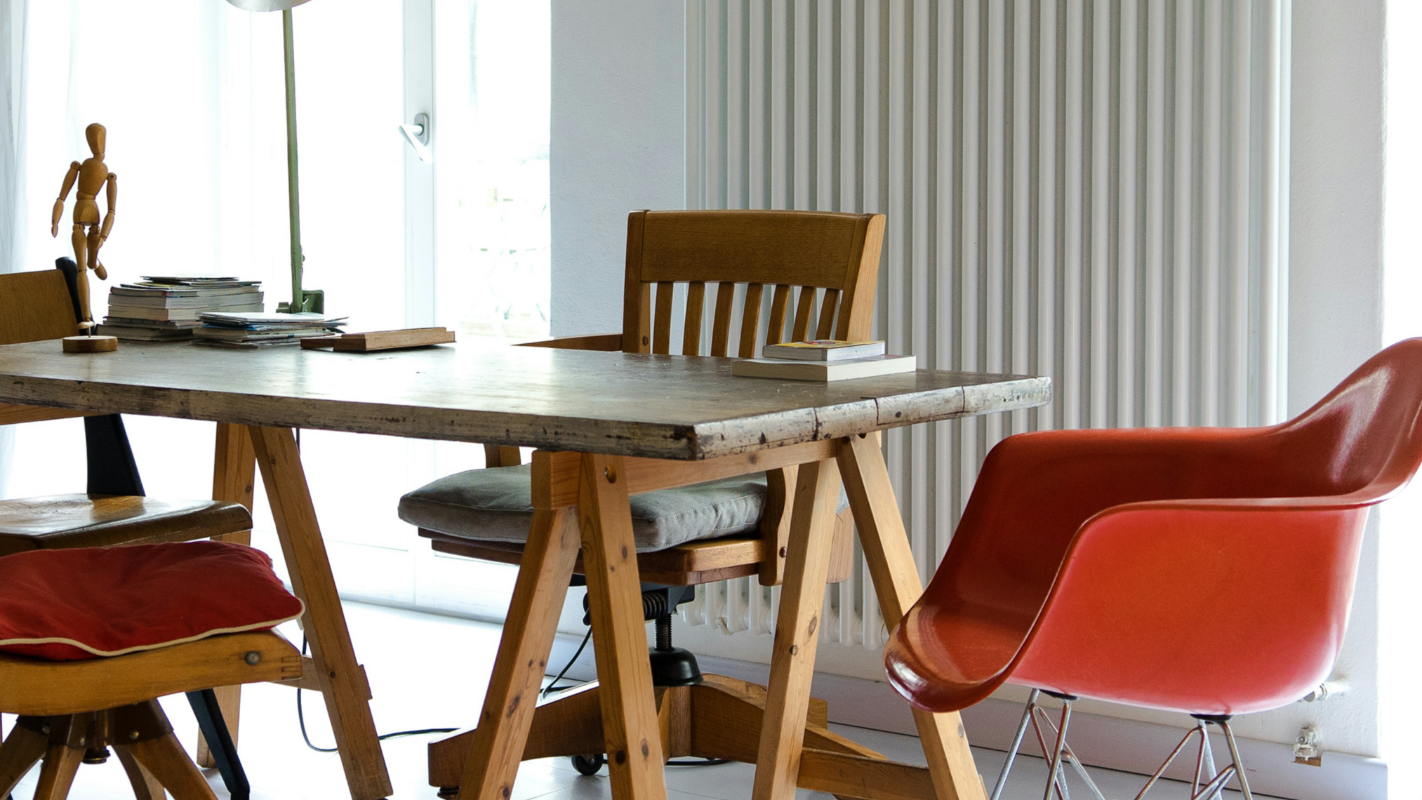 Escritorio con tres sillas alrededor