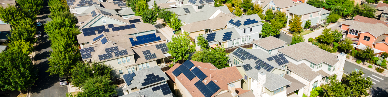 Conjunto de viviendas con placas solares instaladas