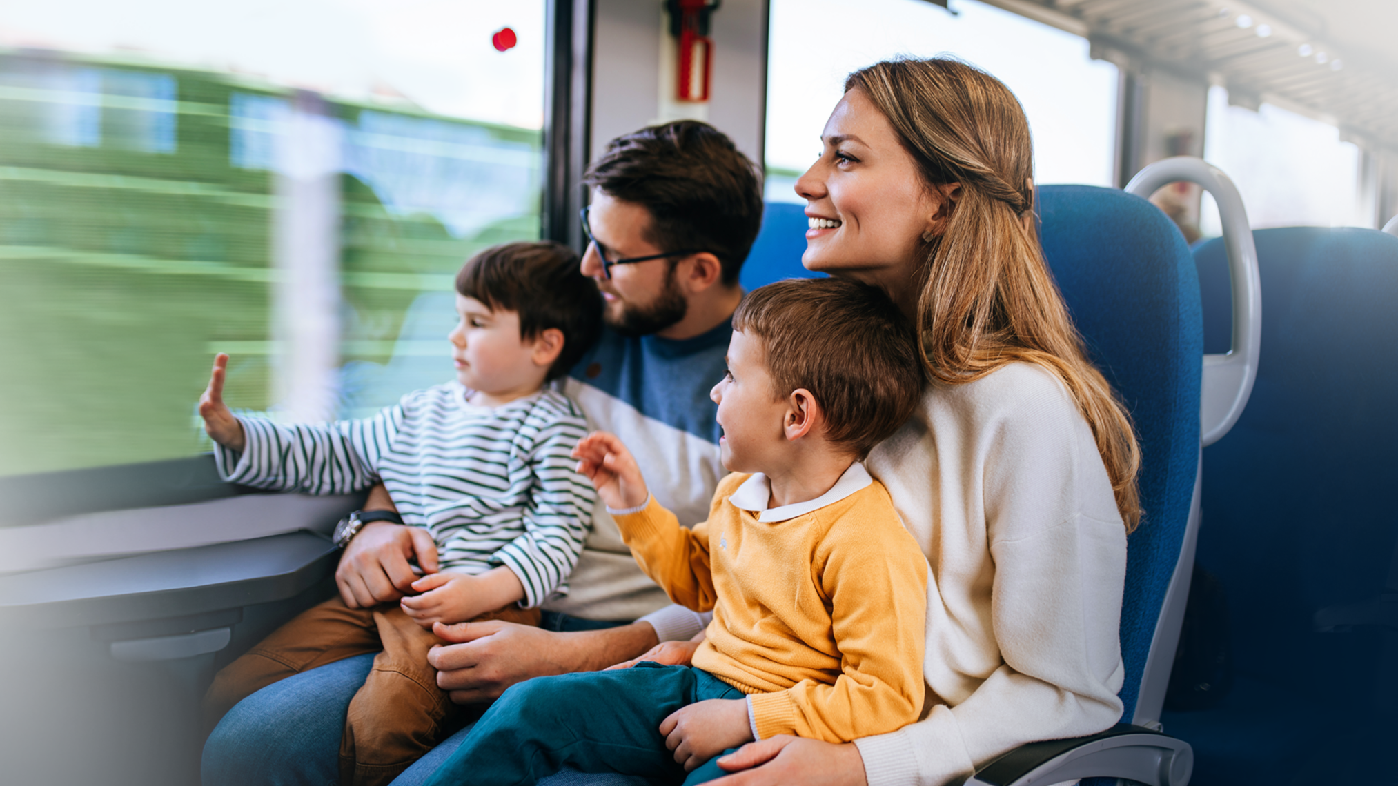 Família a viajar de comboio