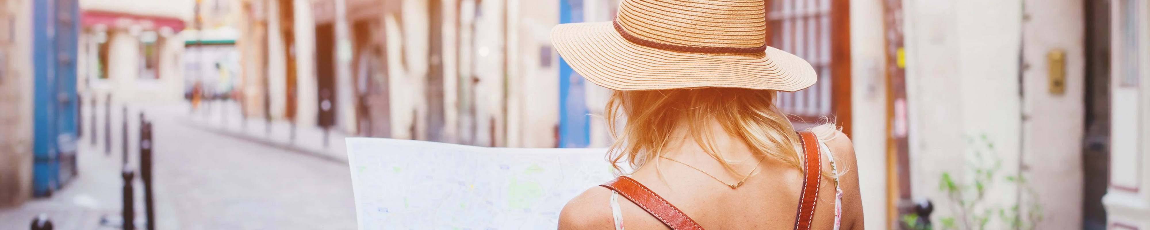 Chica con sombrero mirando mapa