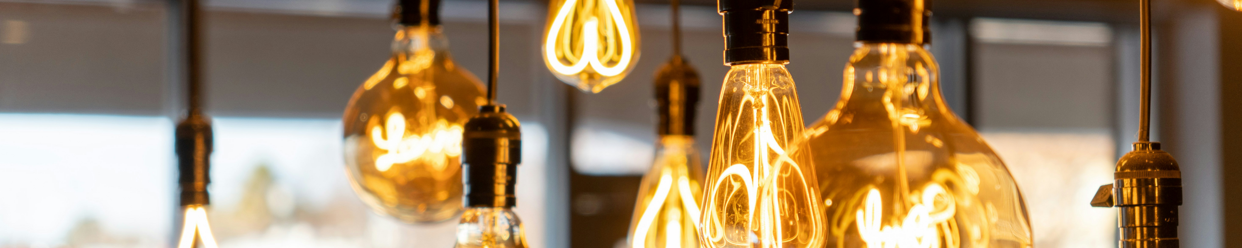 Bombillas led colgadas del techo