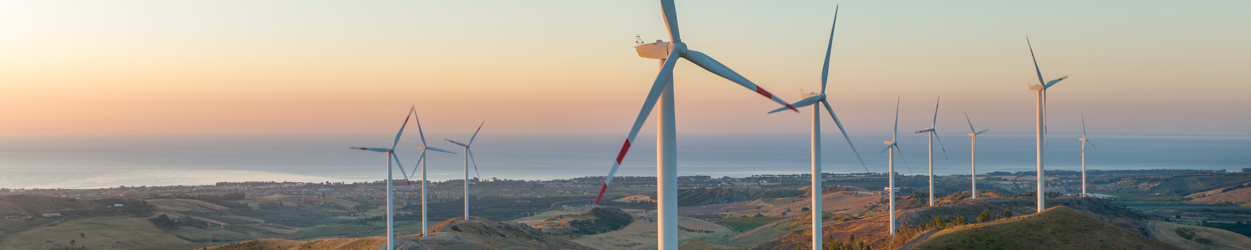 Molinos eólicos produciendo energía renovable