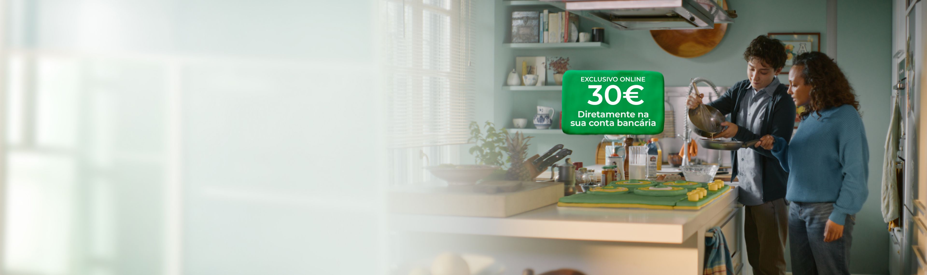 Rapaz e mulher a cozinhar na cozinha