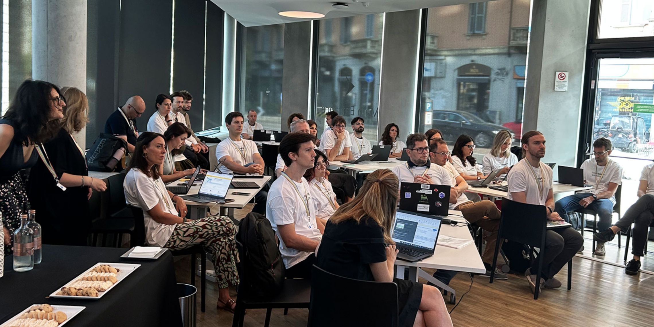 foto con i colleghi che seguono la spiegazione