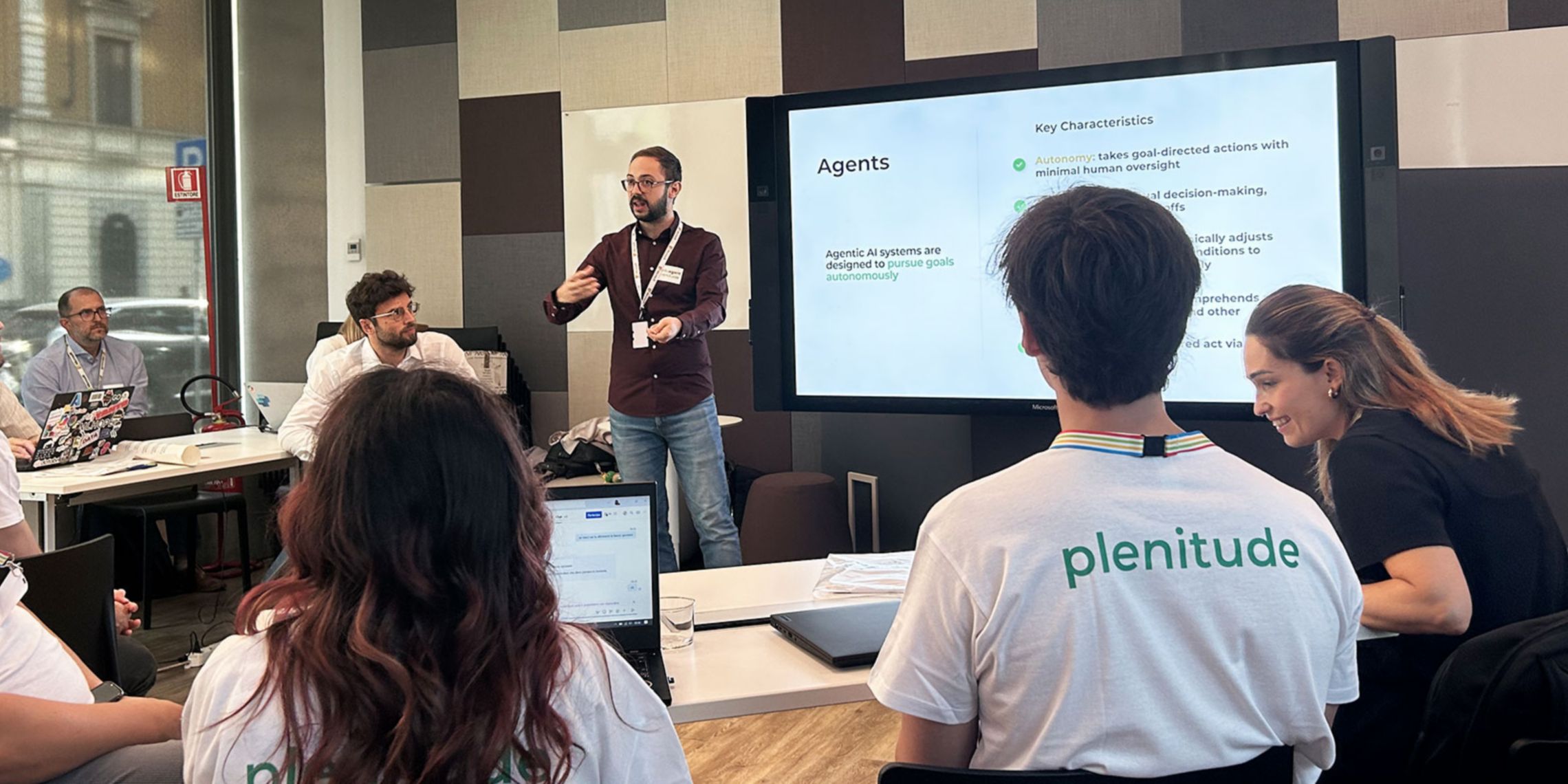 foto con i colleghi che seguono la spiegazione