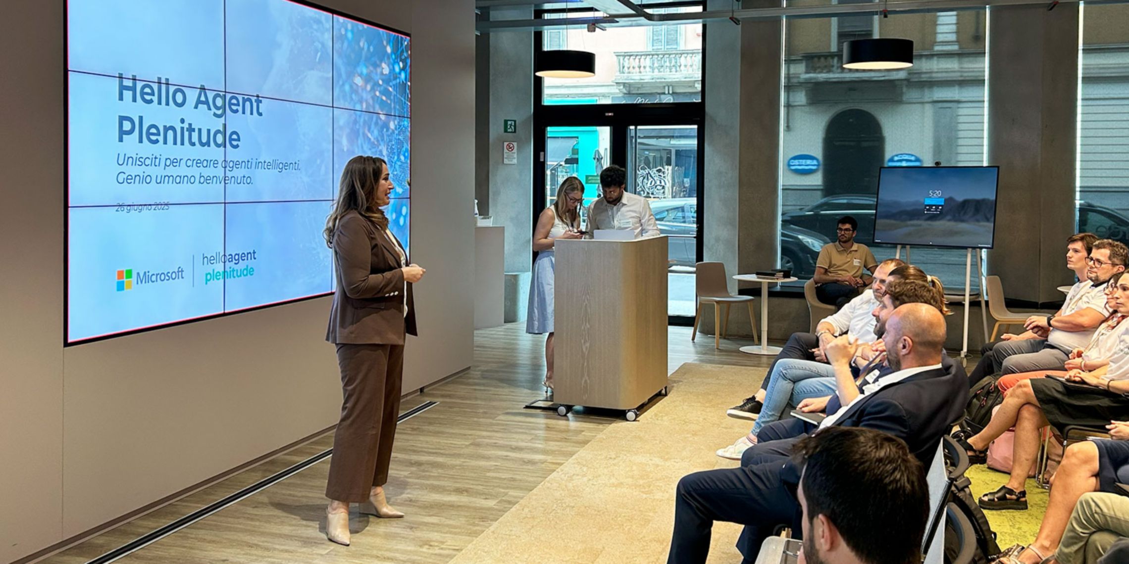 persone che seguono la presentazione