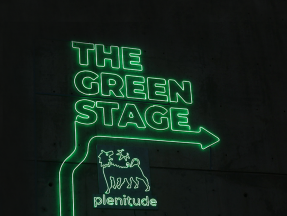 Escenario verde patrocinado por Plenitude