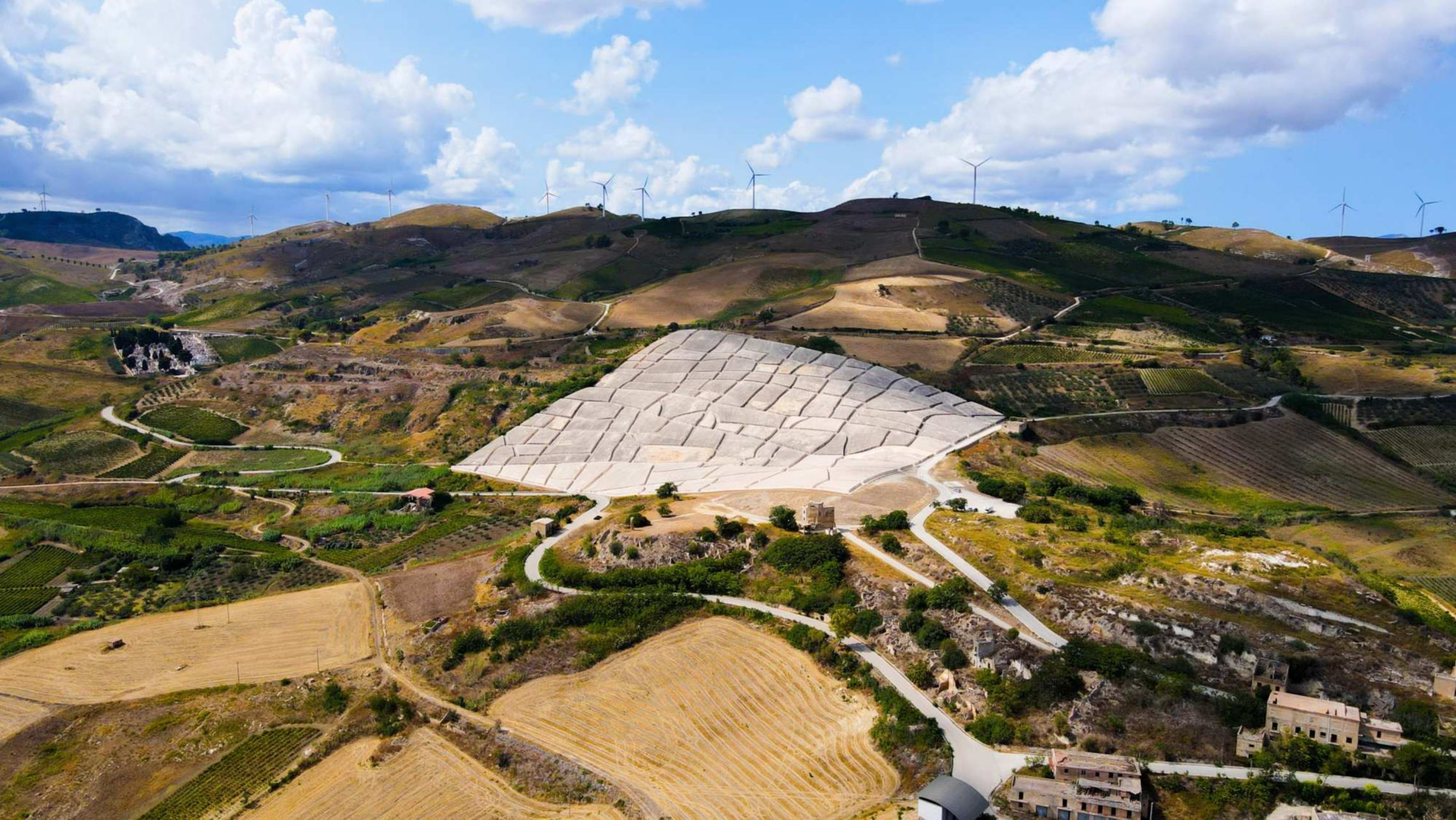 Vista aerea del paesaggio rurale con installazione artistica